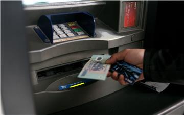 Ngân hàng phải tạm ngừng tăng phí ATM