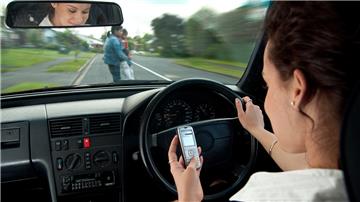 Đừng dại gì vừa lái xe vừa nghe điện thoại!