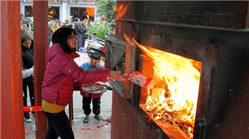 Tập tục đốt vàng mã của người Việt: Nên bỏ hay giữ?