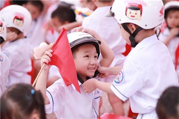 Hà Nội: Tiếp tục tặng mũ bảo hiểm cho học sinh lớp 1 năm học 2020-2021