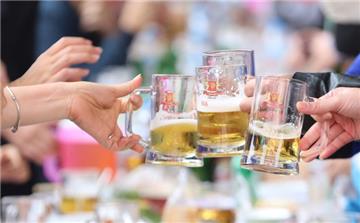 Nhân viên uống rượu, bia trong giờ làm việc, phạt “lãnh đạo” đến 5 triệu đồng