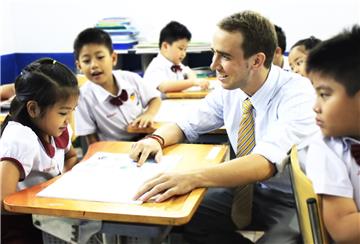 Người nước ngoài đến Việt Nam dạy học, thủ tục đăng ký tạm trú ra sao?