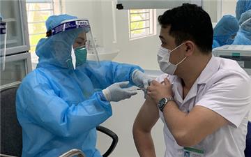 Những ai thuộc đối tượng ưu tiên tiêm vắc xin Covid-19 ở Hà Nội?