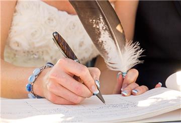 Đăng ký kết hôn cần giấy tờ gì? Có cần sổ hộ khẩu không?
