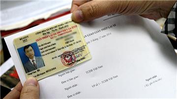 Bị tạm giữ giấy phép lái xe có được thi lại không?