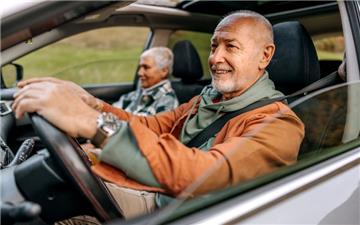 Người trên 60 tuổi có được thi bằng lái xe ô tô không?