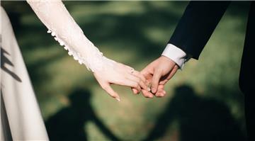 Đính hôn là gì? Đính hôn có được công nhận quan hệ vợ chồng không?