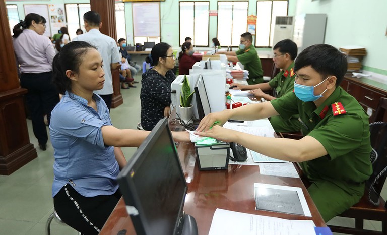 đổi sang CCCD gắn chip có phải làm lại giấy tờ không Doi sang CCCD gan chip co phai lam lai giay to khong