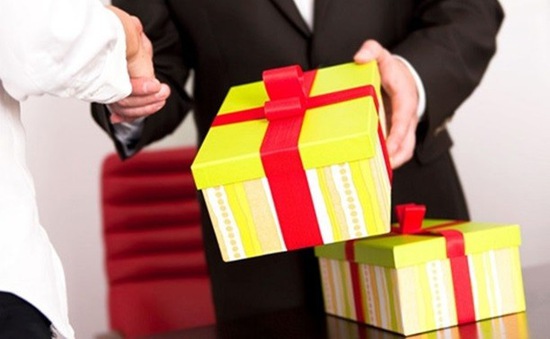 thưởng tết bằng hiện vật thuong tet bang hien vat