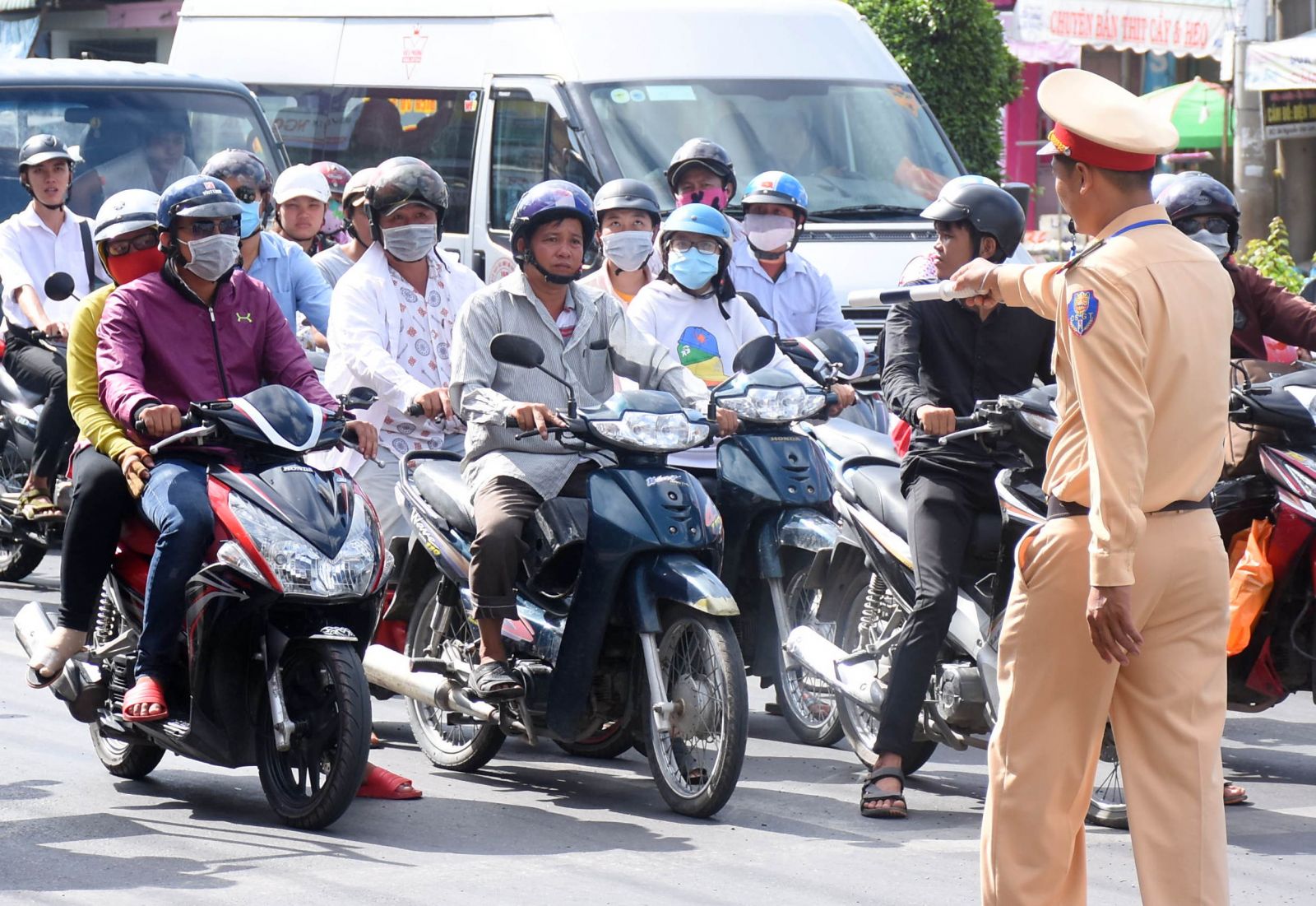 Hành vi thực hiện pháp luật của chủ thể có thể bị ảnh hưởng bởi môi trường xung quanh