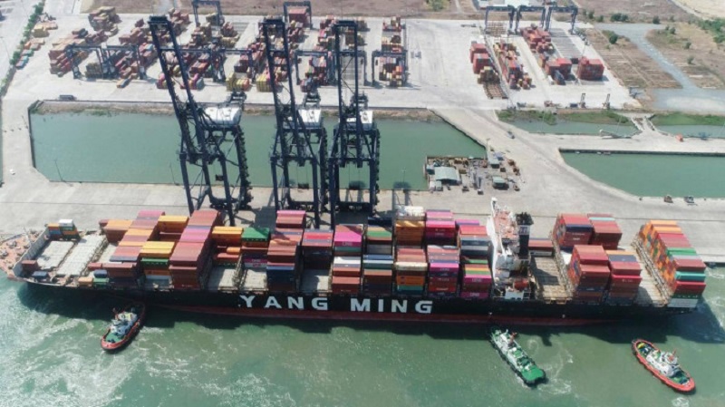 Tàu nước ngoài cập cảng biển Việt Nam