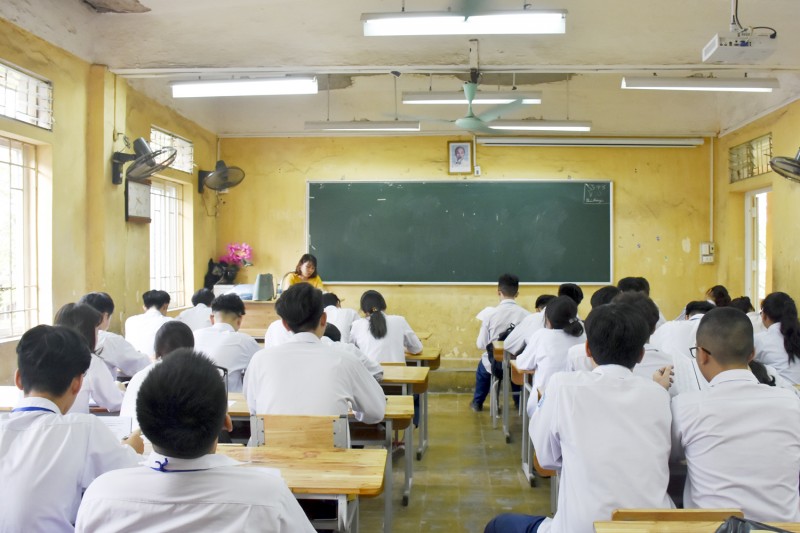 Ôn tập, bồi dưỡng kiến thức bằng cách học thêm trong nhà trường