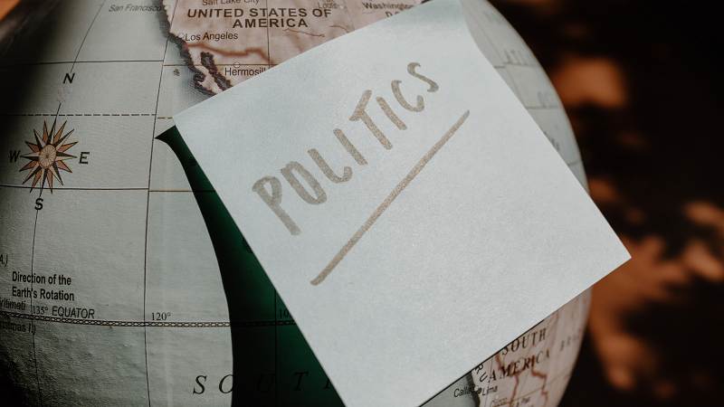 Chính trị vừa là khoa học vừa là nghệ thuật Chính trị cần vừa là khoa học vừa là nghệ thuật để phù hợp thực tiễn đời sống