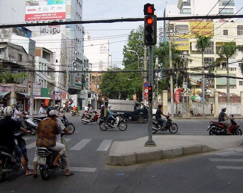 Đèn đỏ được rẽ phải khi có hiệu lệnh của người điều khiển giao thông