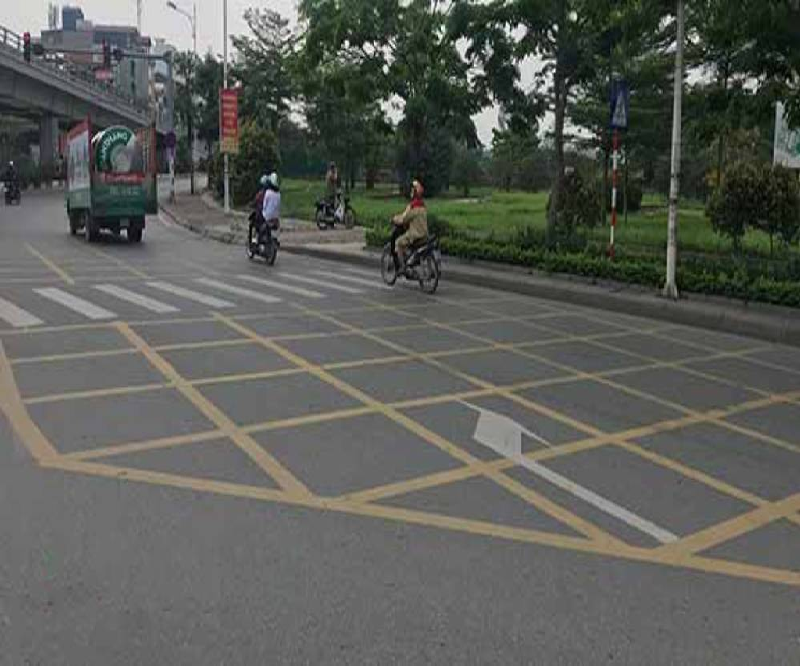 Có biển báo phụ cho phép rẽ phải khi đèn đỏ