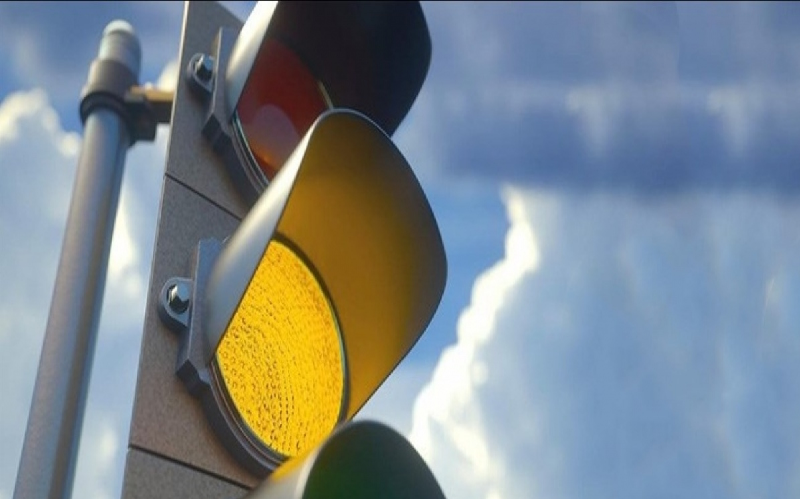 Gặp tín hiệu đèn vàng, các phương tiện phải dừng lại
