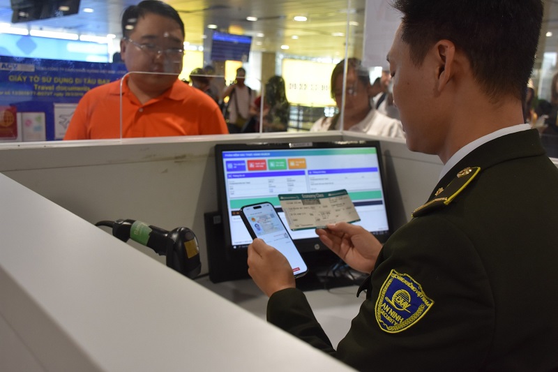 Dùng VNeID khi đi máy bay