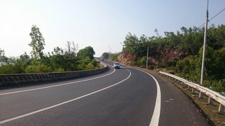 Vạch kẻ đường màu trắng nét liền