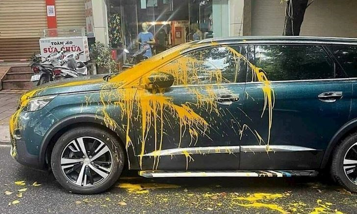 Không nên phá hoại xe đỗ trước cửa hàng kinh doanh