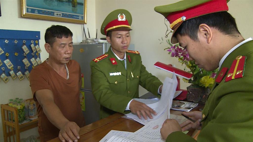 Công an xã có quyền kiểm tra giấy phép kinh doanh không?
