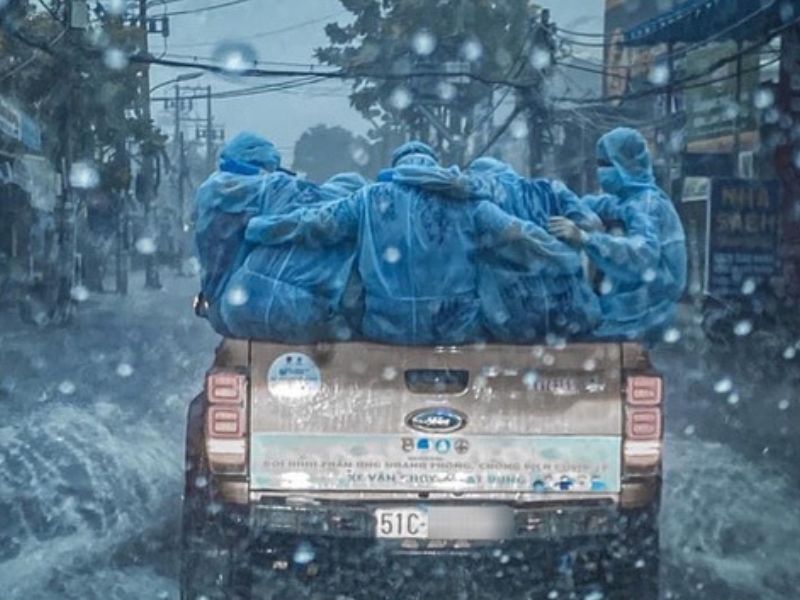 Những trường hợp nào được chở người trên thùng xe?