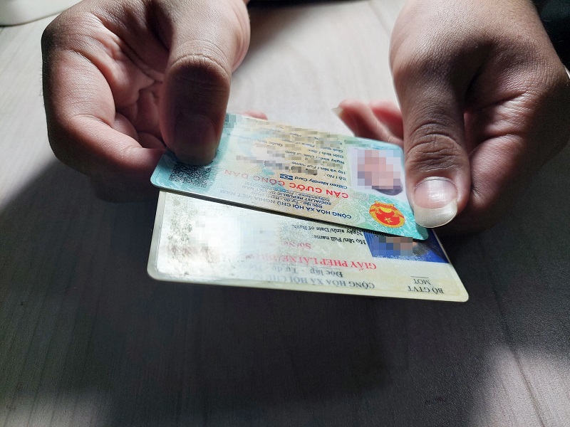 CSGT có quyền giữ CCCD không Ai có quyền tạm giữ thẻ căn cước công dân?