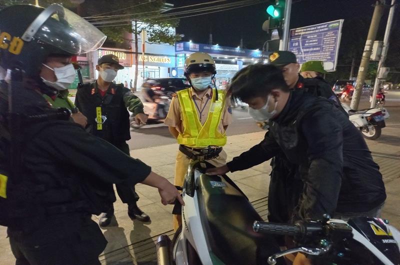 cảnh sát cơ động được bắt lỗi gì Cảnh sát cơ động có quyền kiểm tra giấy tờ xe không?