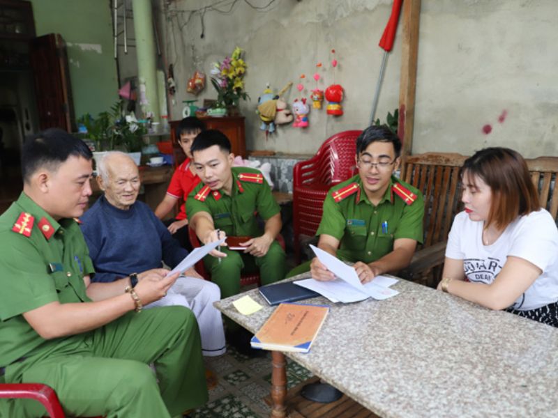 Cảnh sát khu vực vào nhà dân kiểm tra