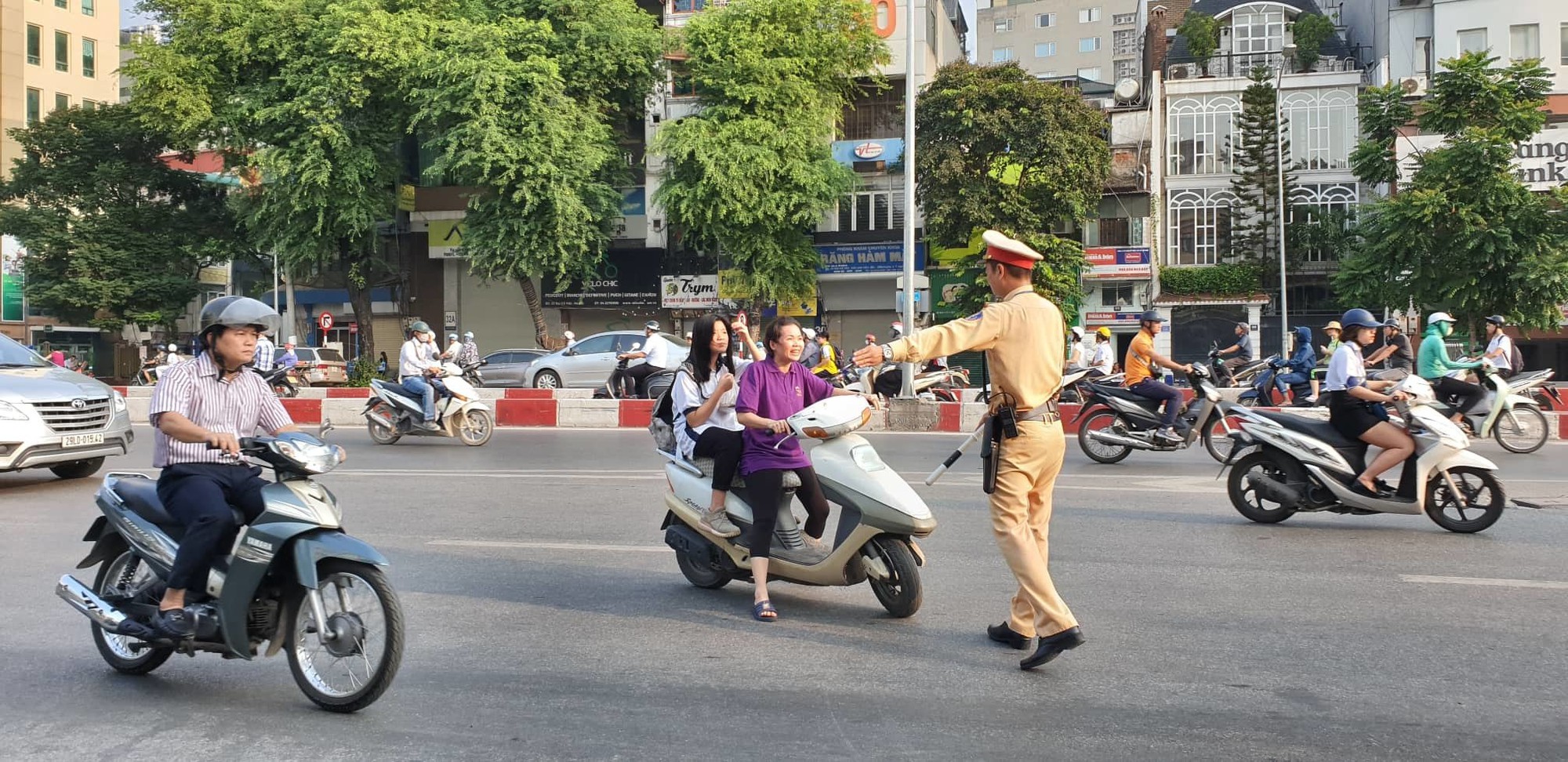 CSGT đi một mình có quyền dừng xe và xử phạt vi phạm giao thông Quy trình dừng xe xử phạt vi phạm của CSGT thế nào?