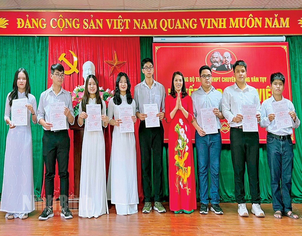 Đảng viên khai lý lịch khi đã ly hôn thế nào?