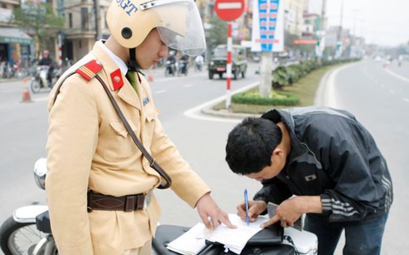 lỗi vi phạm giao thông không bị phạt tiền Cảnh sát giao thông ra quyết định xử phạt tại chỗ