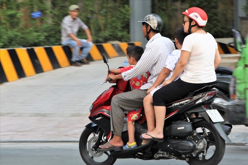 Nếu có 1 mũ bảo hiểm thì ai nên đội?