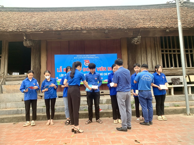 Bí thư đoàn cấp sổ đoàn viên cho các bạn mới được kết nạp đoàn