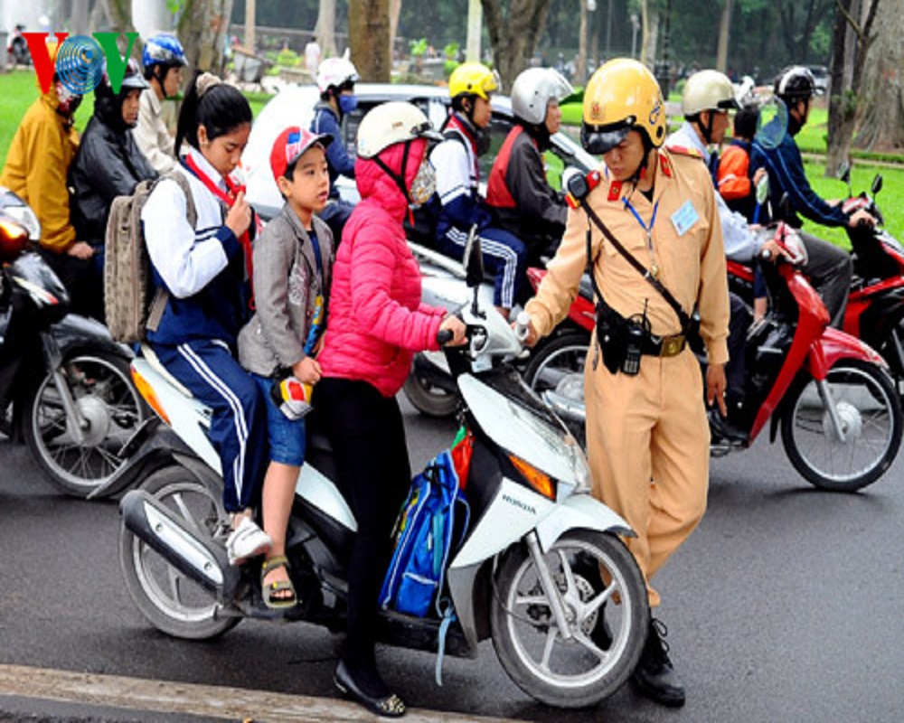 Xử phạt trẻ em không đội mũ bảo hiểm thế nào?
