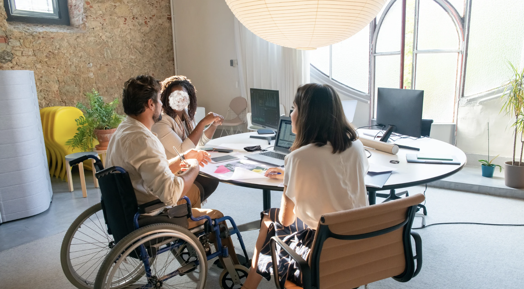 Người khuyết tật có được thi bằng lái ô tô không?