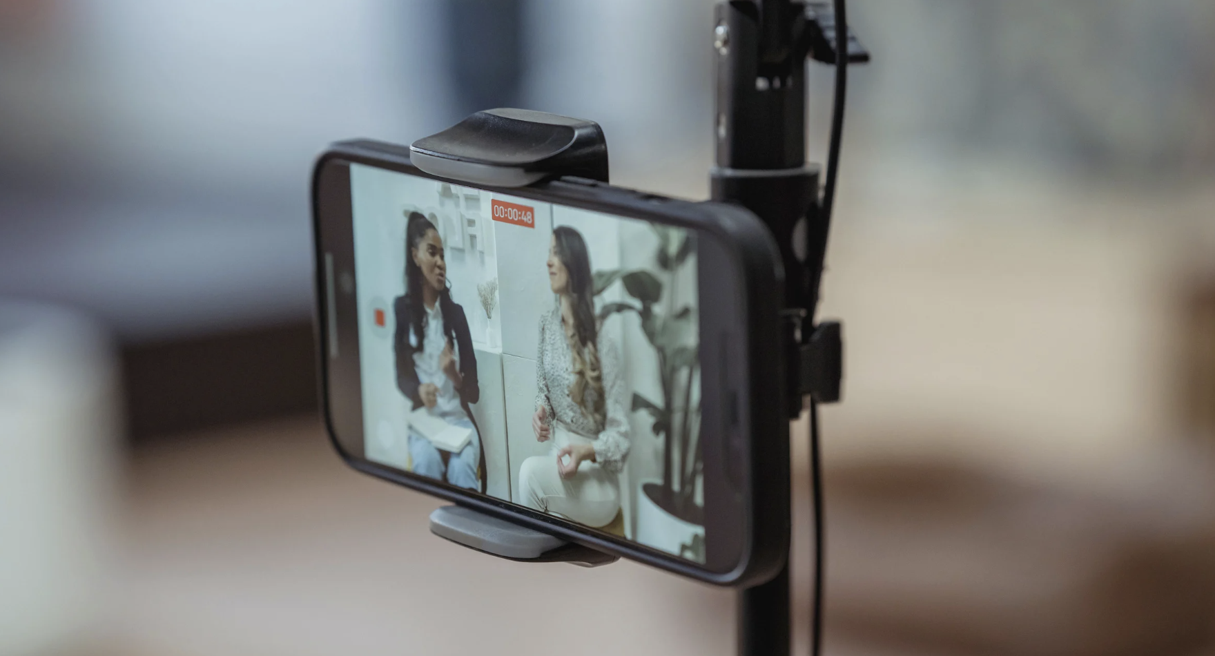 Ghi âm cuộc nói chuyện có phạm luật không?