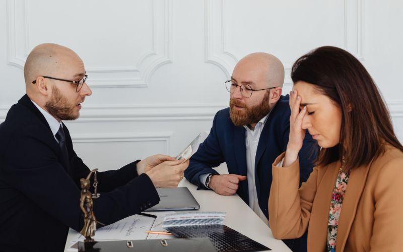 Có được xóa tên cha trong giấy khai sinh con sau ly hôn không?