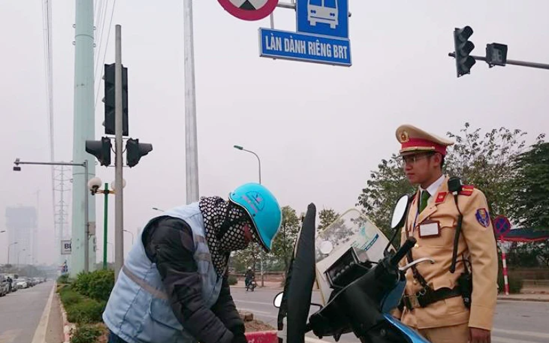 Xe máy đi vào làn BRT bị phạt bao nhiêu tiền?