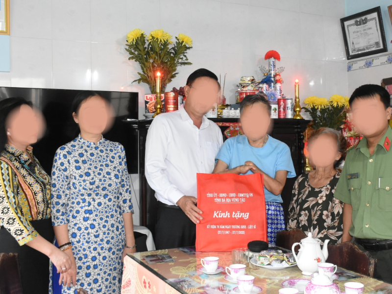 Ai là thân nhân người có công với cách mạng?