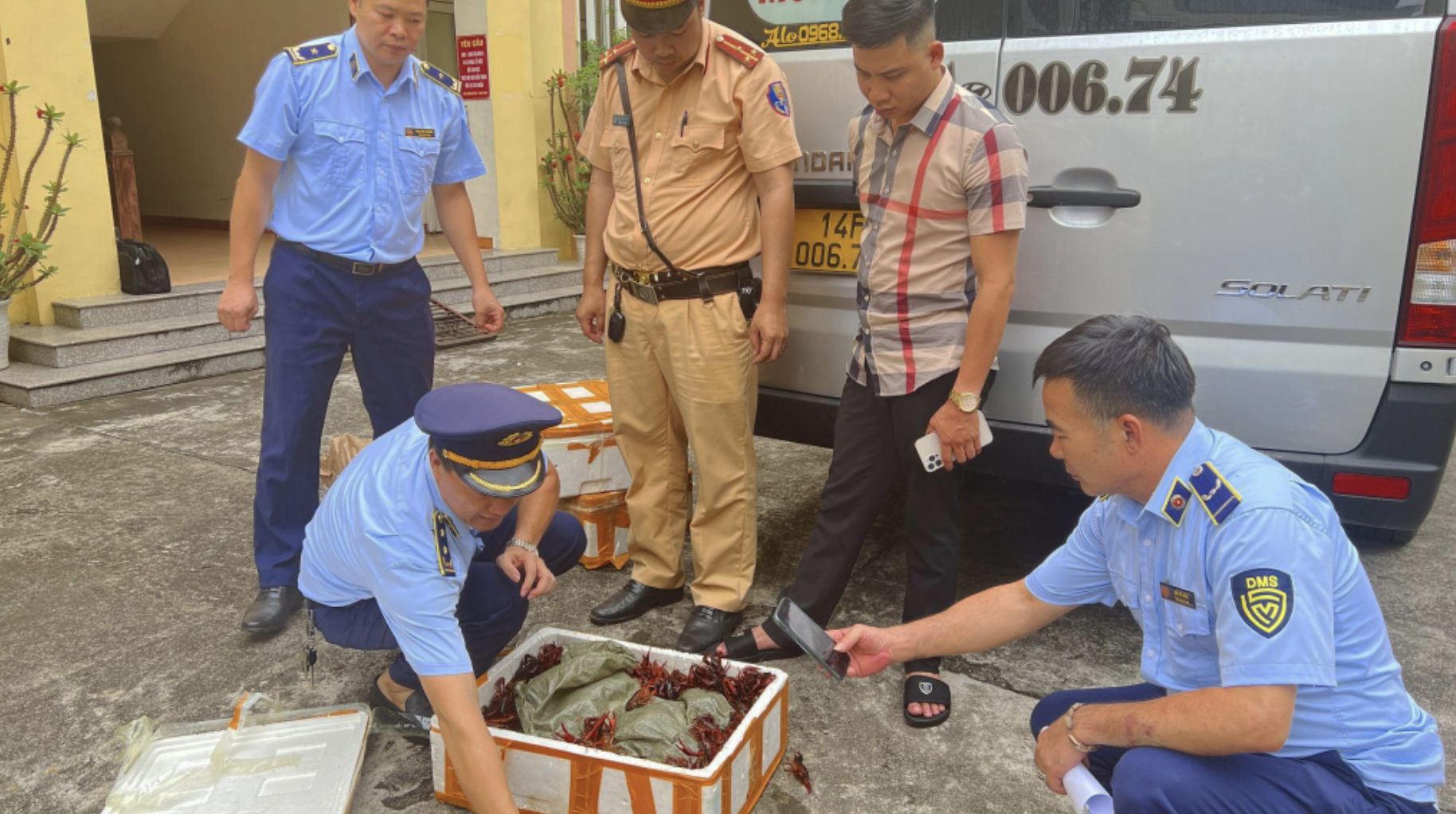 Đội quản lý thị trường có được phép dừng xe để kiểm tra?