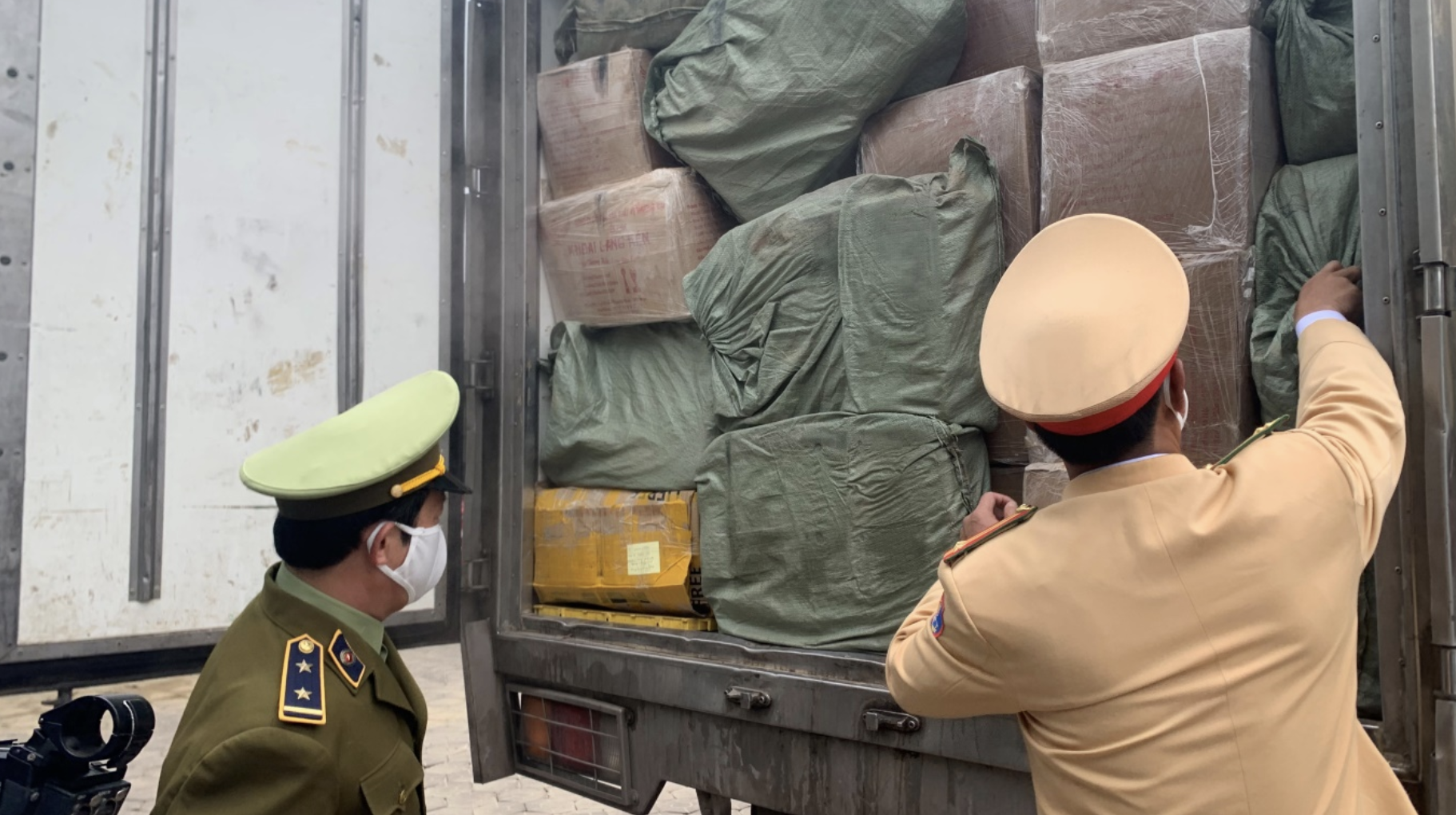 Đội quản lý thị trường có quyền giữ giấy tờ xe không?