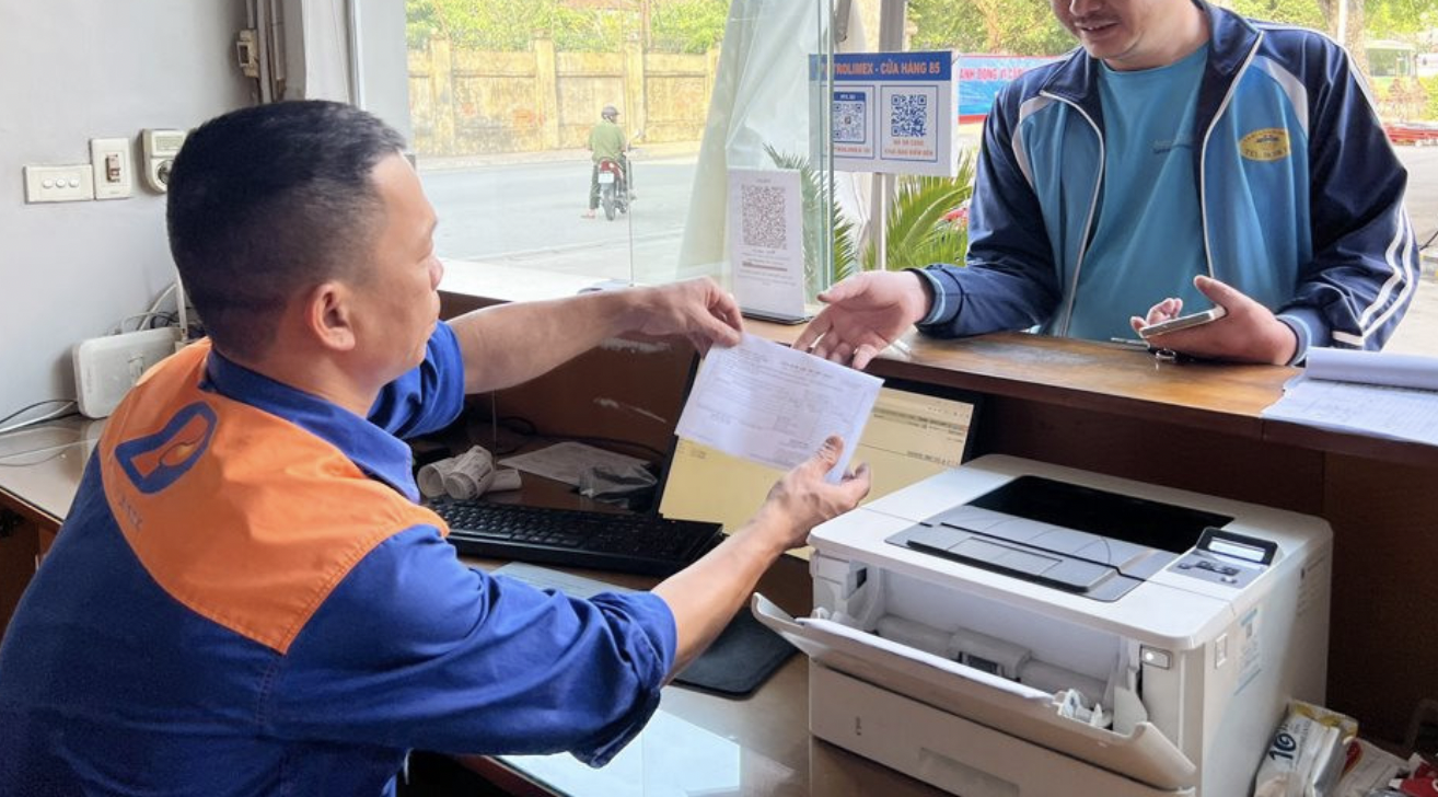 Thời điểm lập hóa đơn điện tử xăng dầu