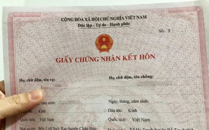 Giấy đăng ký kết hôn bị rách, xin cấp lại được không?