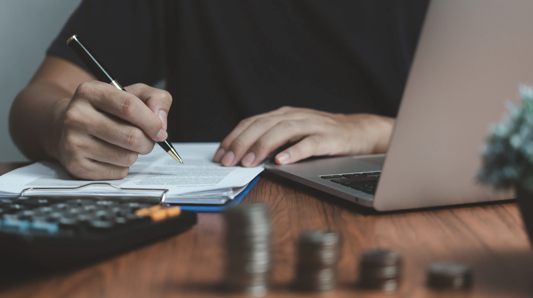 Hợp đồng môi giới tiền tệ là gì?