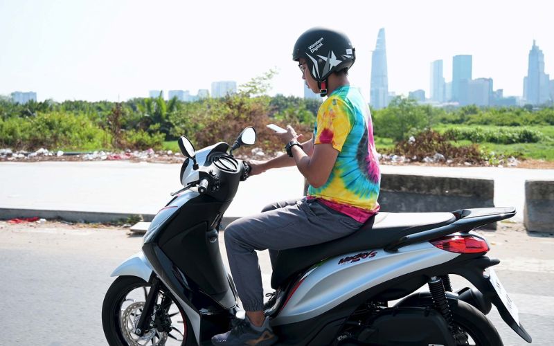 Có được nghe điện thoại khi đang lái xe máy không?